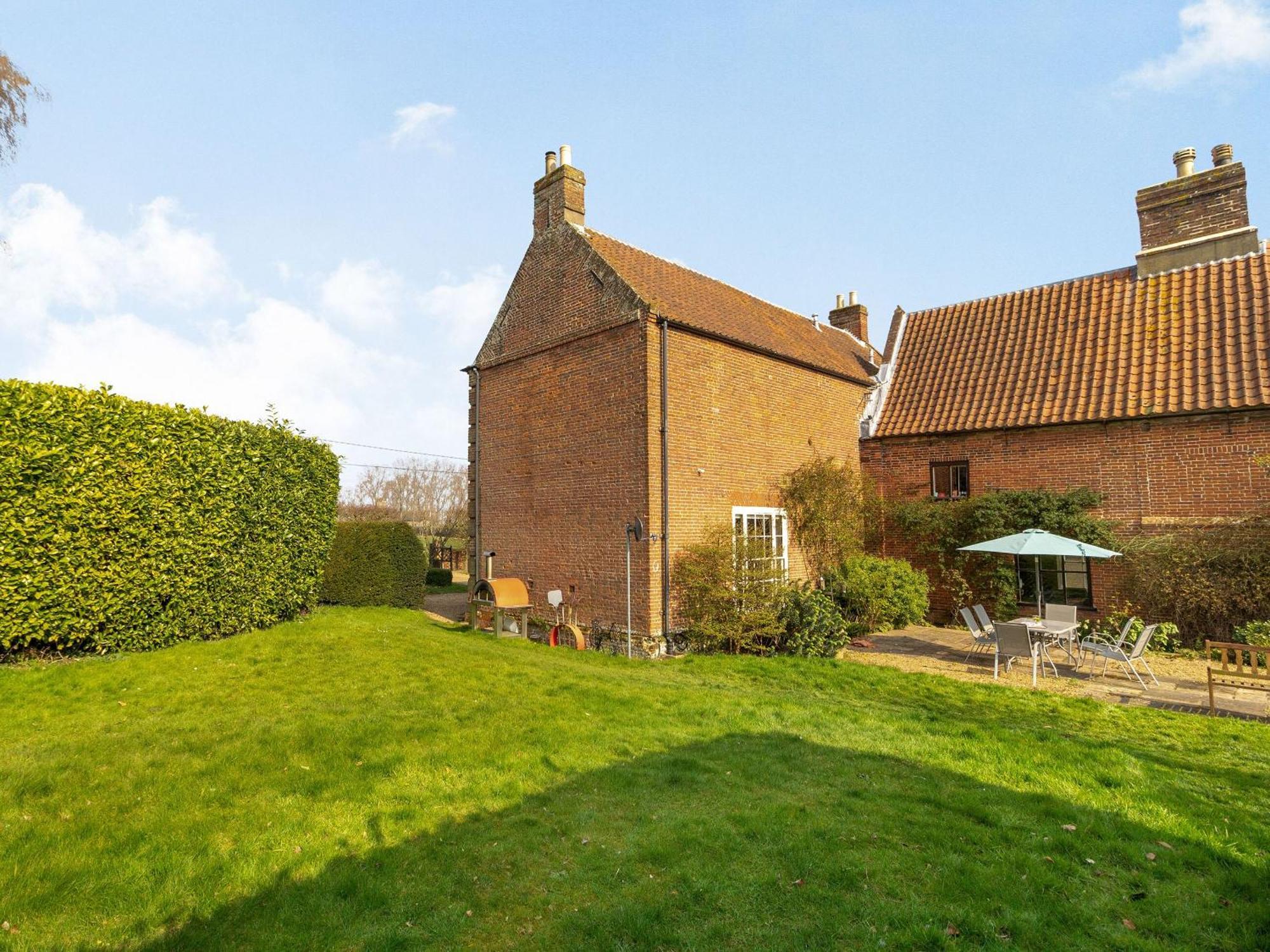 Hemblington Hall Arts And Leisure Ltd South Walsham Exterior photo
