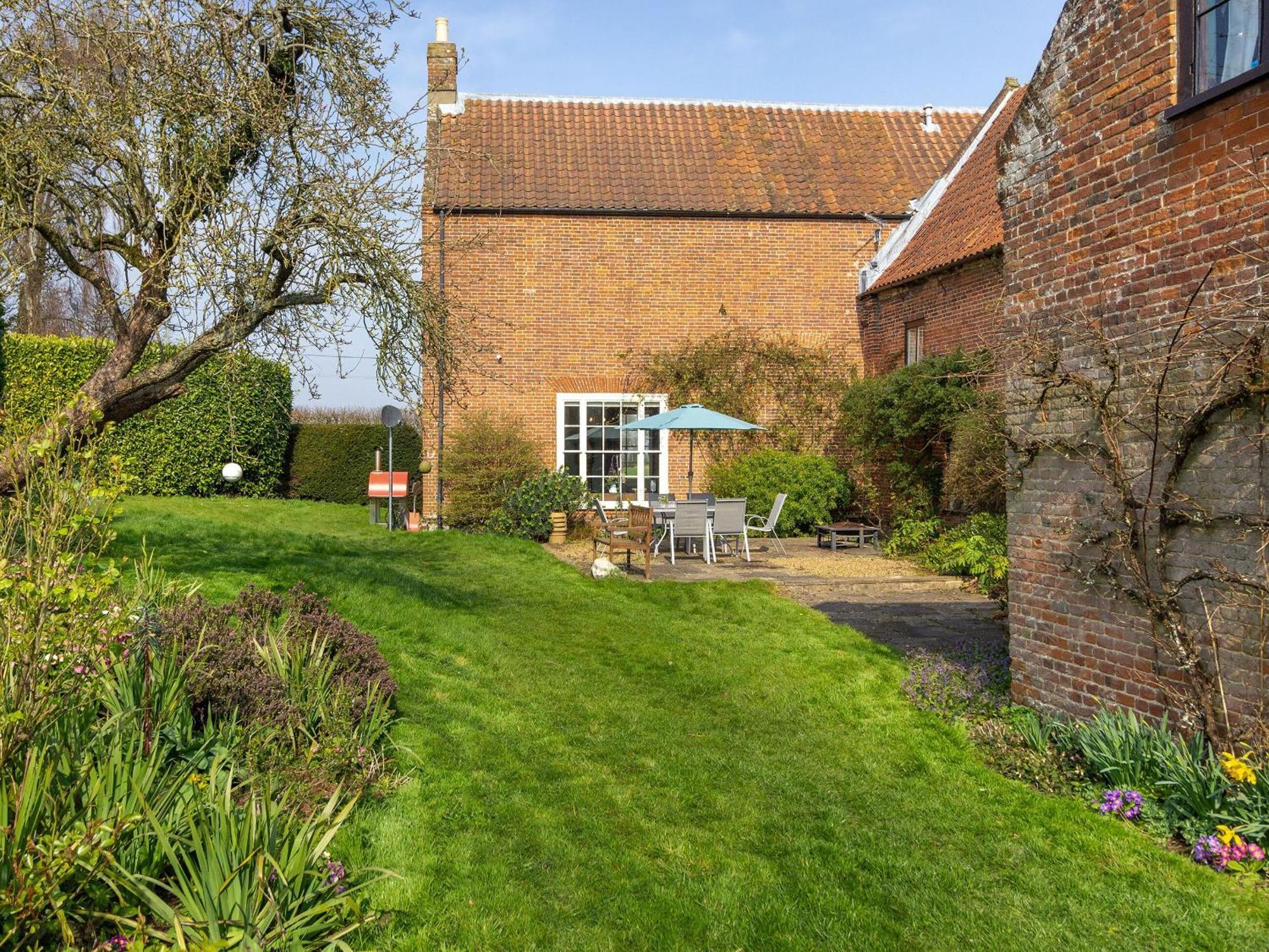 Hemblington Hall Arts And Leisure Ltd South Walsham Exterior photo